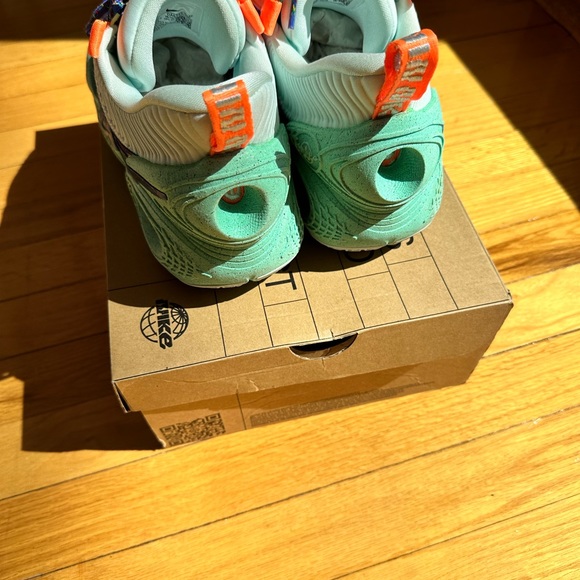 Nike Cosmic - Picture 4 of 5